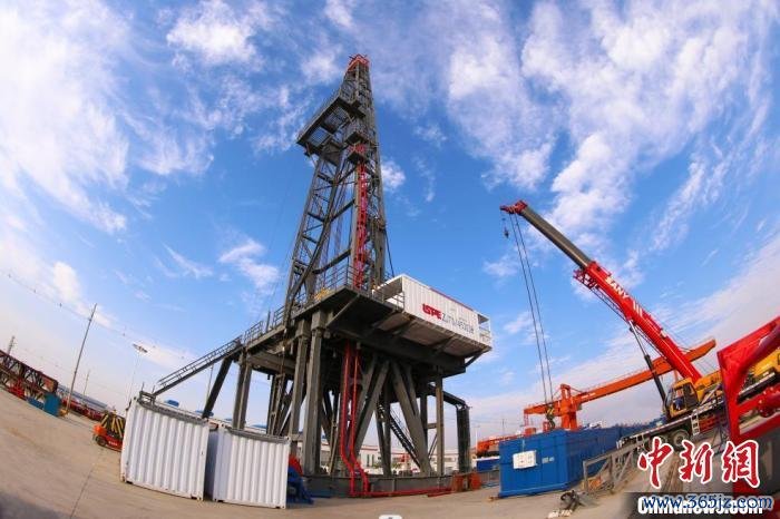 图为兰州新区兰石集团自主研发的新型高端石油钻机(资料图)　丁凯　摄